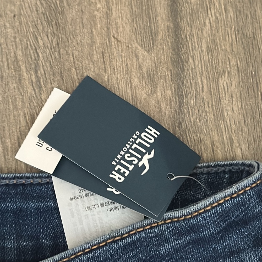Hollister Women’s Low Rise Flare Blue Jeans, size 28S. NWT - Picture 4 of 7